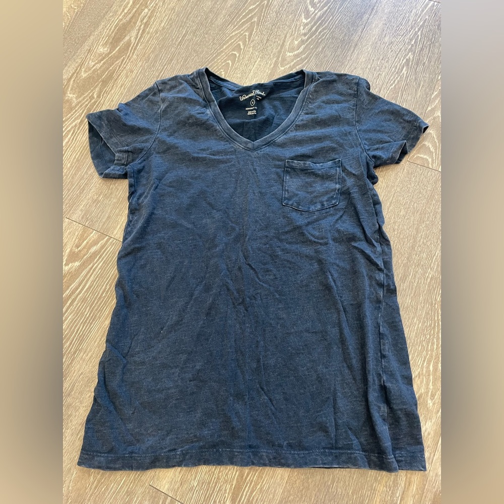 Universal Thread navy tee shirt!